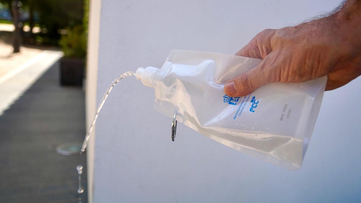 Imagen de la botella para limpiar pipí de animales que reparte el Ayuntamiento de Badajoz.
