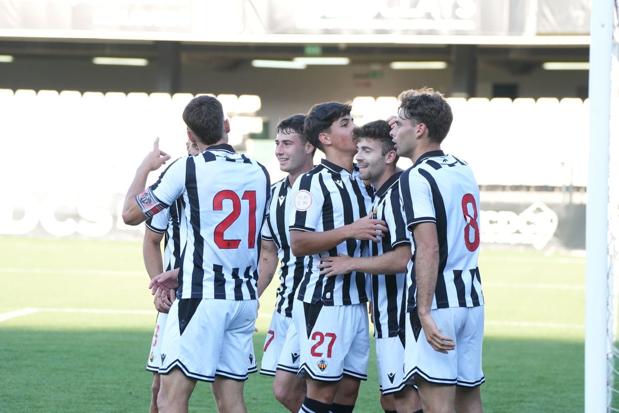 ¡Las mejores imágenes de la celebración del ascenso a Segunda Federación del Castellón B!
