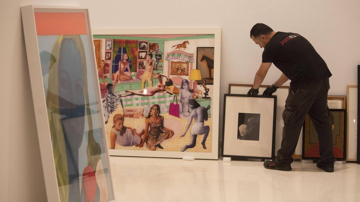 Labores de montaje de la exposicion 'popular'