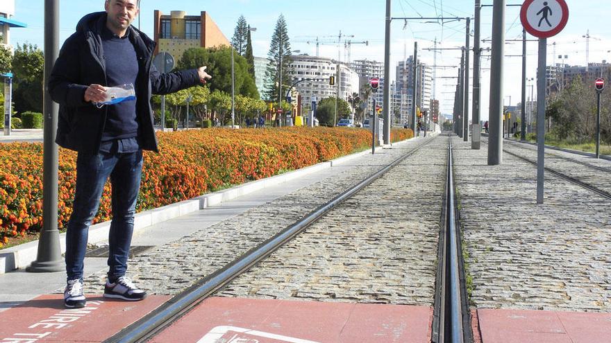 El joven adiestrador malagueño, ayer, junto a la terminal Universidad de Metro Málaga, muy próxima a la Facultad de Medicina.