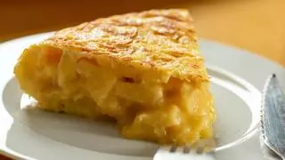 Tortilla de patatas en freidora de aire: te quedará bien con o sin cebolla