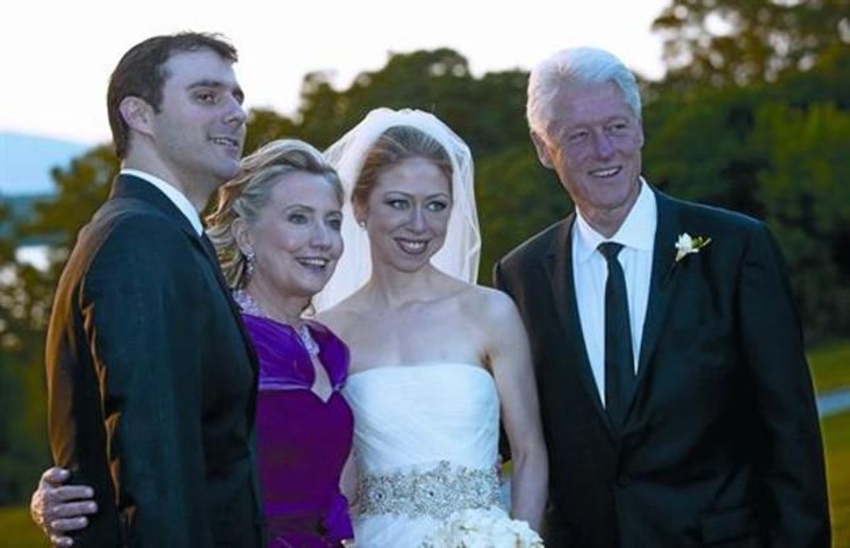 Chelsea Clinton posa amb el seu ja marit, Marc Mezvinsky, i els seus pares, Hillary i Bill Clinton, als jardins d’Astor Courts. Chelsea Clinton posa amb el seu ja marit, Marc Mezvinsky, i els seus pares, Hillary i Bill Clinton, als jardins d’Astor Courts.