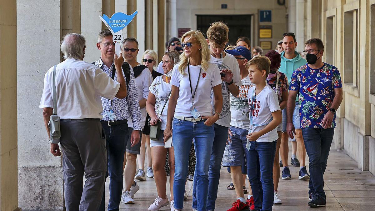 Grupos de turistas recorren, en una excursión organizada, los soportales de la plaza del Ayuntamiento. | 