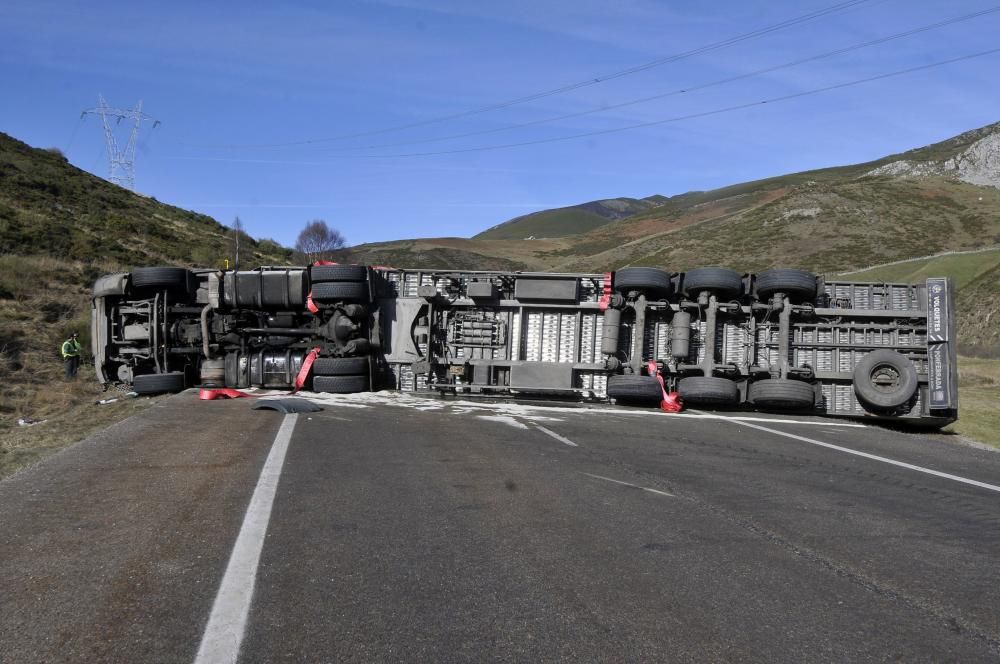 El vuelco de un camión obliga a cortar la carretera de Pajares