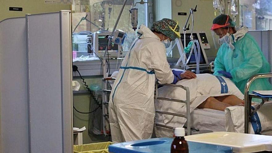 Un pacient és atès a l&#039;hospital Josep Trueta de Girona.