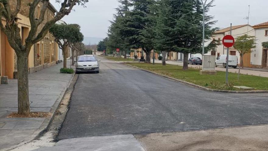 Se está renovando el asfalto de varias calles en los pueblos.  | SERVICIO ESPECIAL