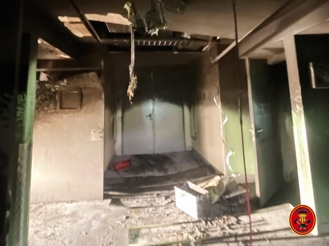 El fuego ha calcinado varias habitaciones del área de Psiquiatría en el Hospital La Fe