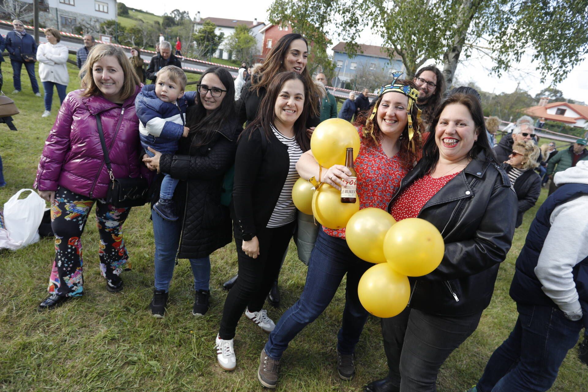 Chupinazo festivo en Trasona: ambiente en Overo