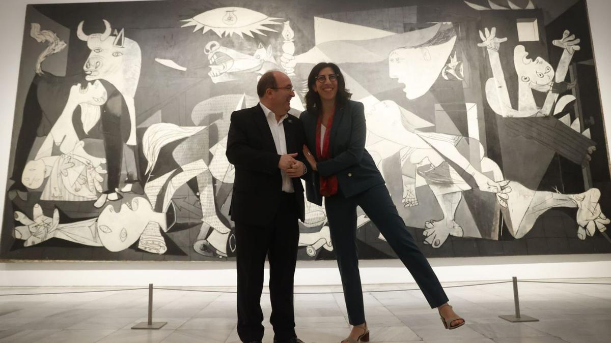 El ministro de cultura, Miquel Iceta, y su homóloga francesa, Rima Abdul Malak, ante el ‘Guernica’.   | // EFE