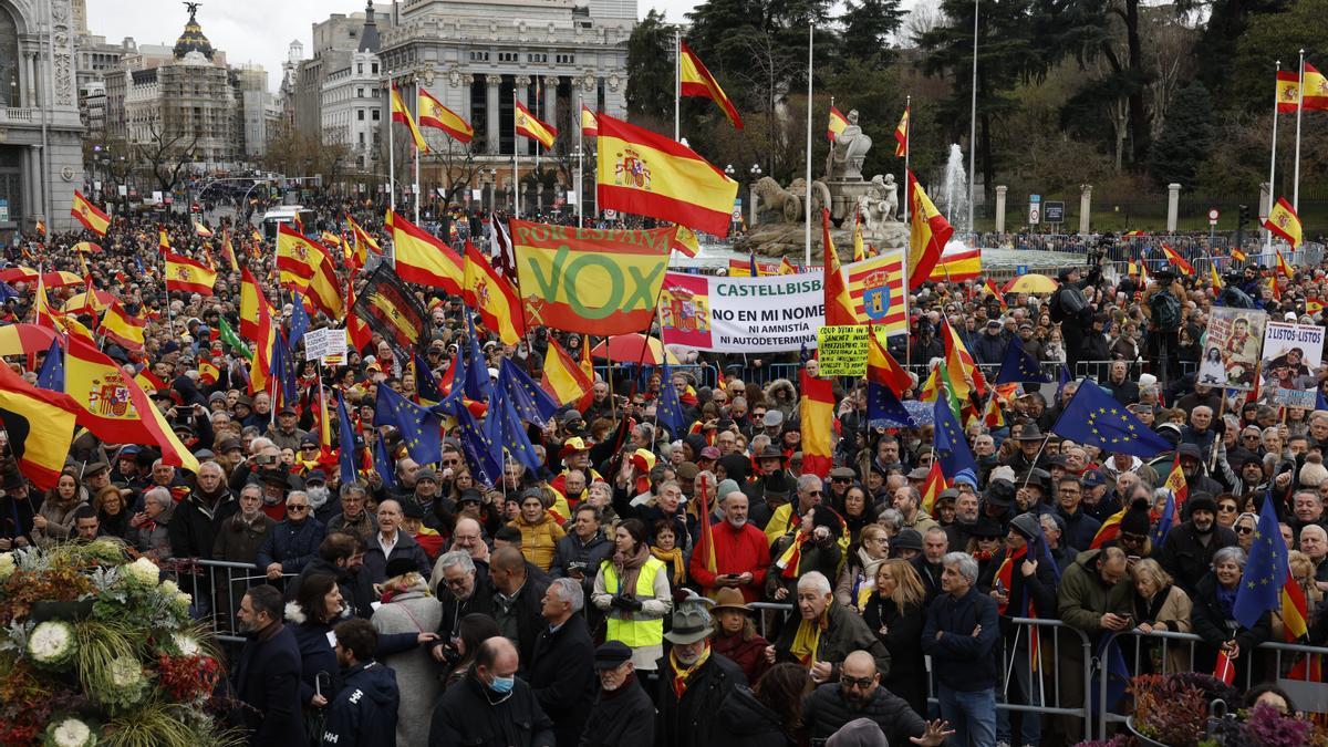 Miles de personas protestan en Madrid contra la amnistía y gritan contra Sánchez