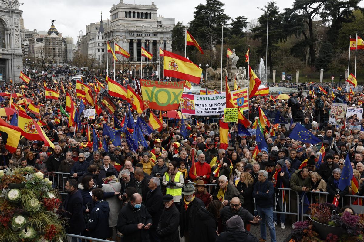 Miles de personas protestan en Madrid contra la amnistía y gritan contra Sánchez.
