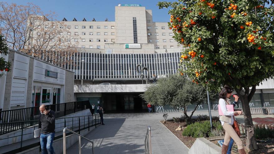 Un paciente apuñala a tres trabajadores de un hospital de Sevilla