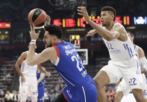 Micic i Pleiss sotmeten el Madrid i donen una segona corona europea a l’Efes