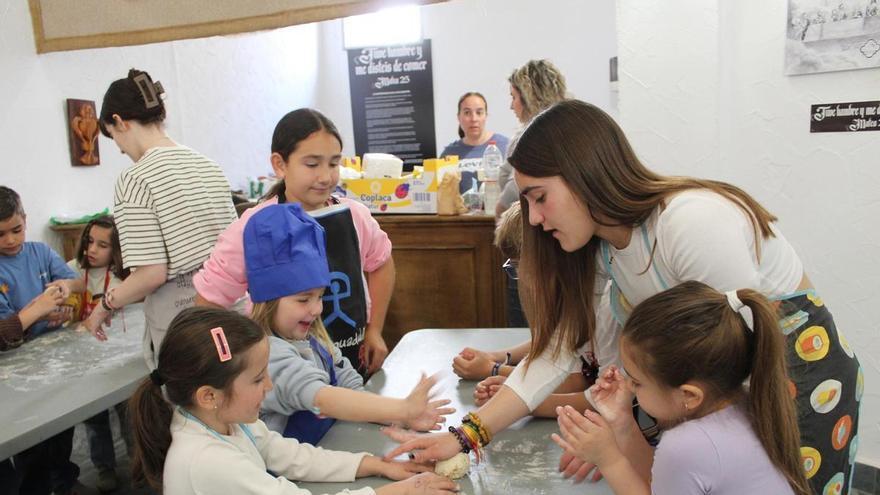 de niños elaboran monas en un taller en Crevillent