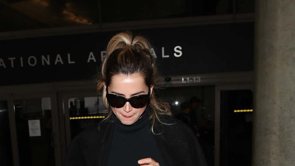 Ana de Armas, con look 'total black' en el aeropuerto