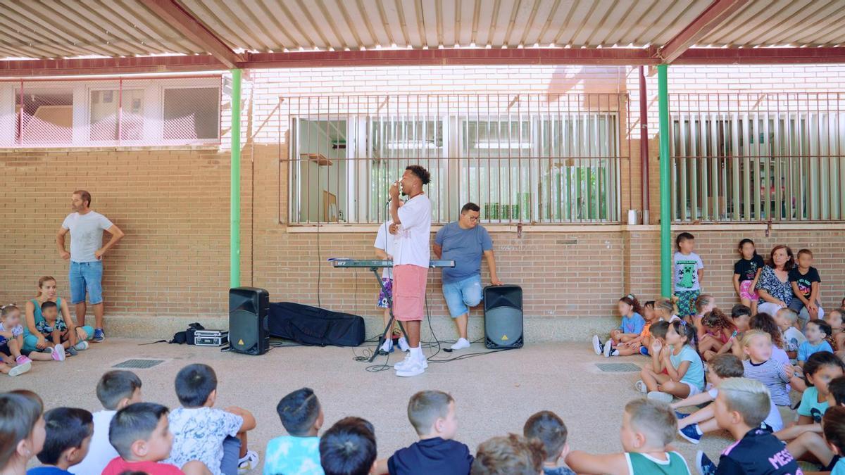 Lusi Cortés visita su antiguo colegio en Burjassot.