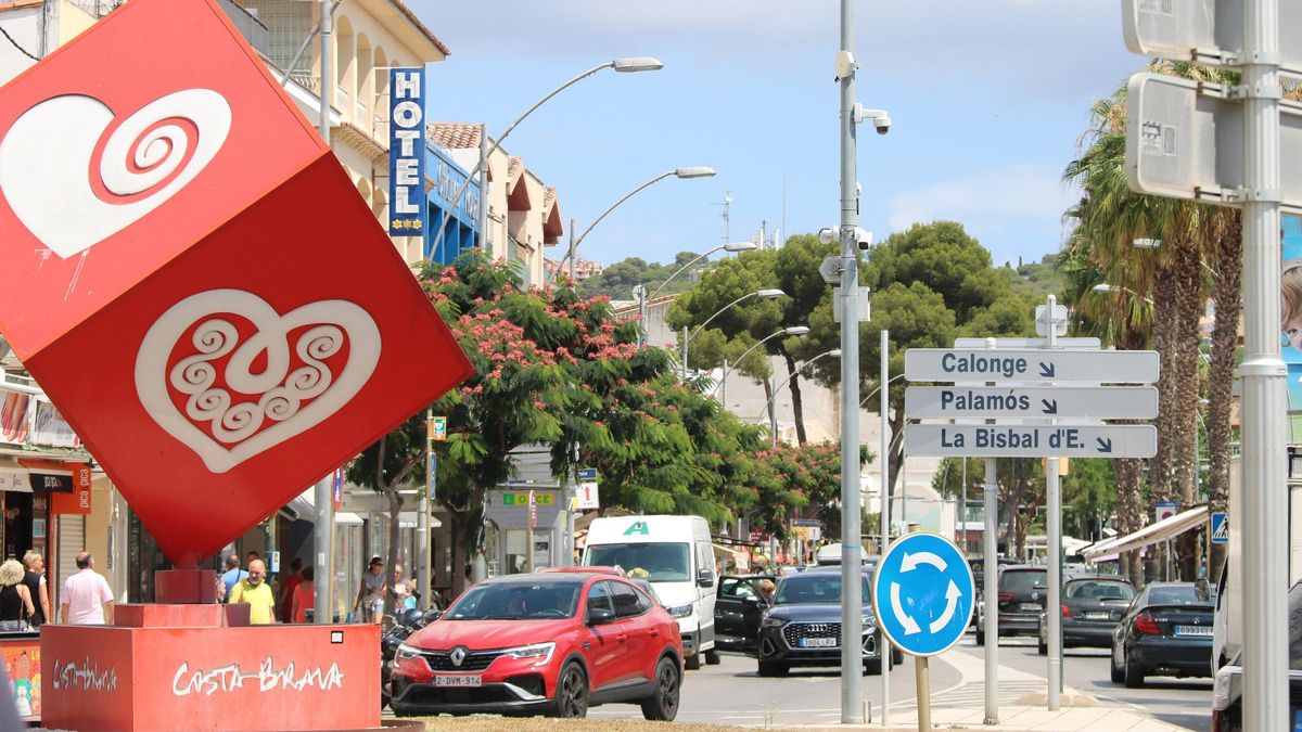 La rotonda de davant de l'Ajuntament de Platja d'Aro és una de les que té càmeres