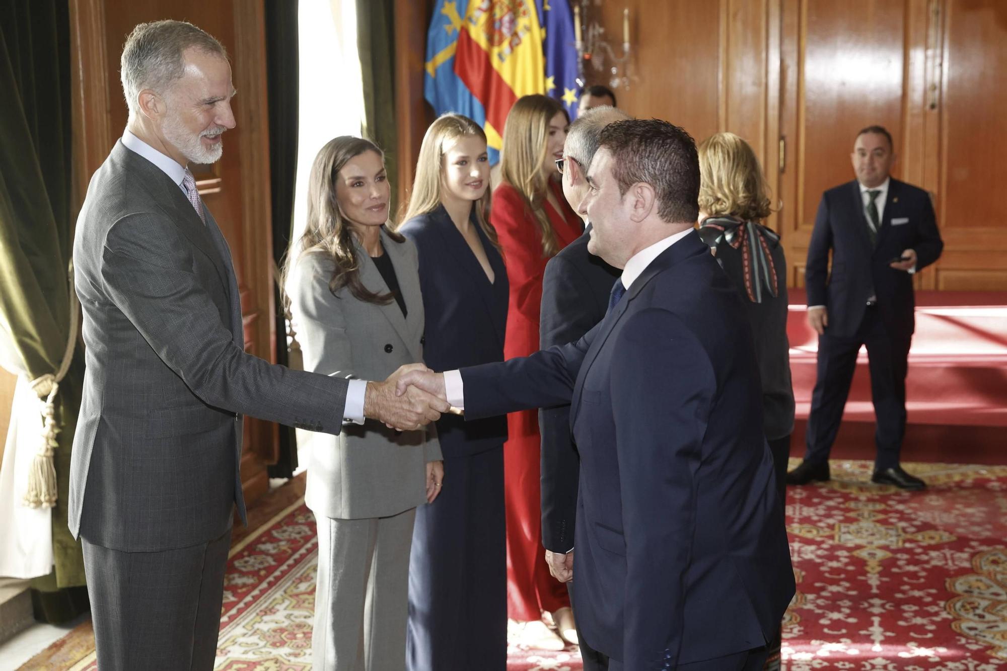EN IMÁGENES: Así ha sido el encuentro de Familia Real con los premiados con las Medallas de Asturias 2025 y personas declaradas hijos predilectos y adoptivos de Oviedo