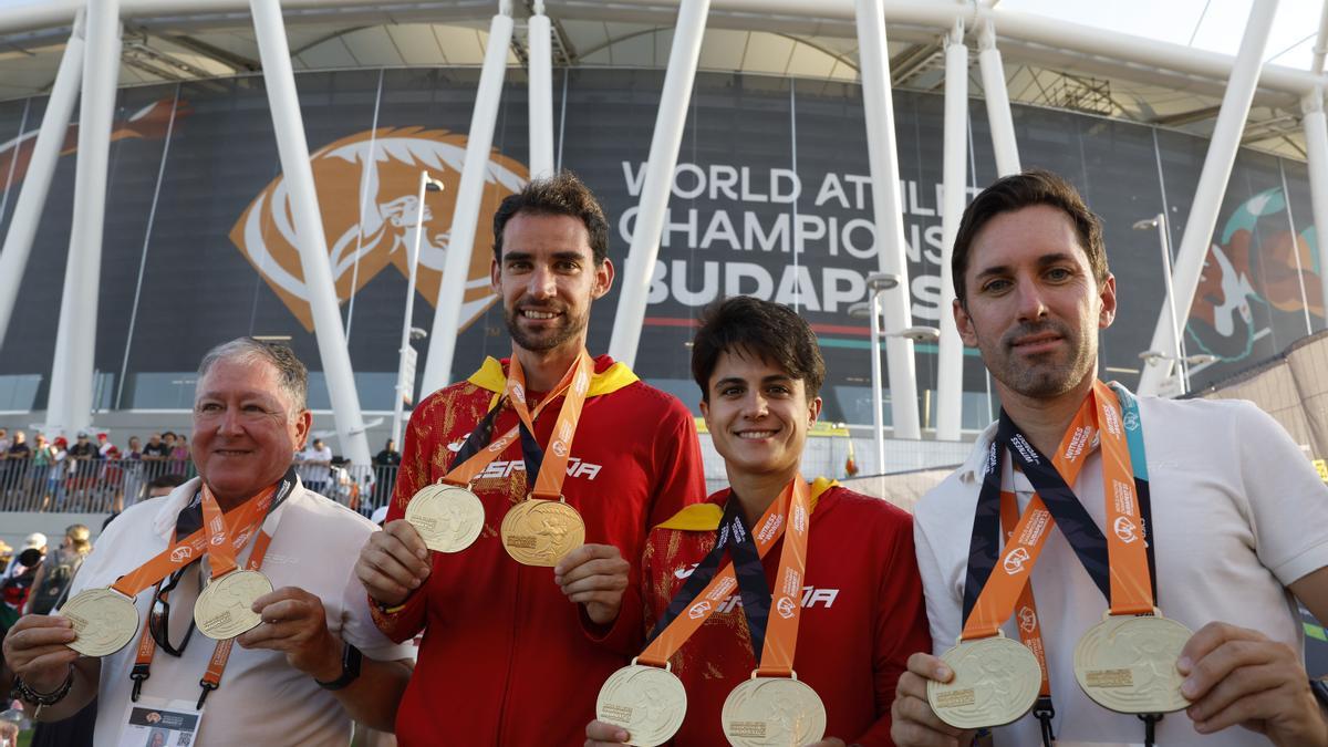 Álvaro Martín y María Pérez posan con las medallas de oro