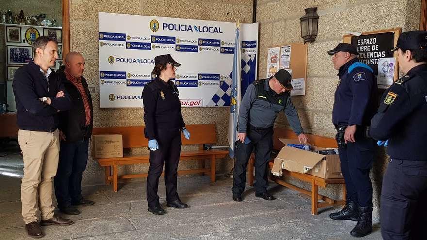 El alcalde y miembros del Cuerpo Nacional de Policía, Guardia Civil y Policía Local, con el envío. // E. G.