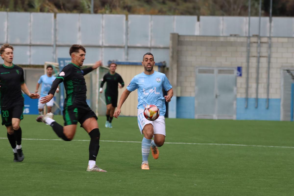 Lance del derbi entre el Ciudad de Lucena y el Córdoba CF B.