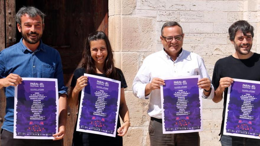 Fèlix Beltran, Esther Casado, Josep Lara i Jordi Agustí amb el cartell