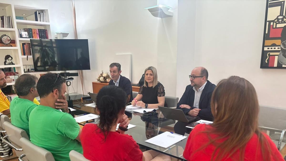 La consellera de Educación y directores generales recibiendo a los sindicatos este viernes