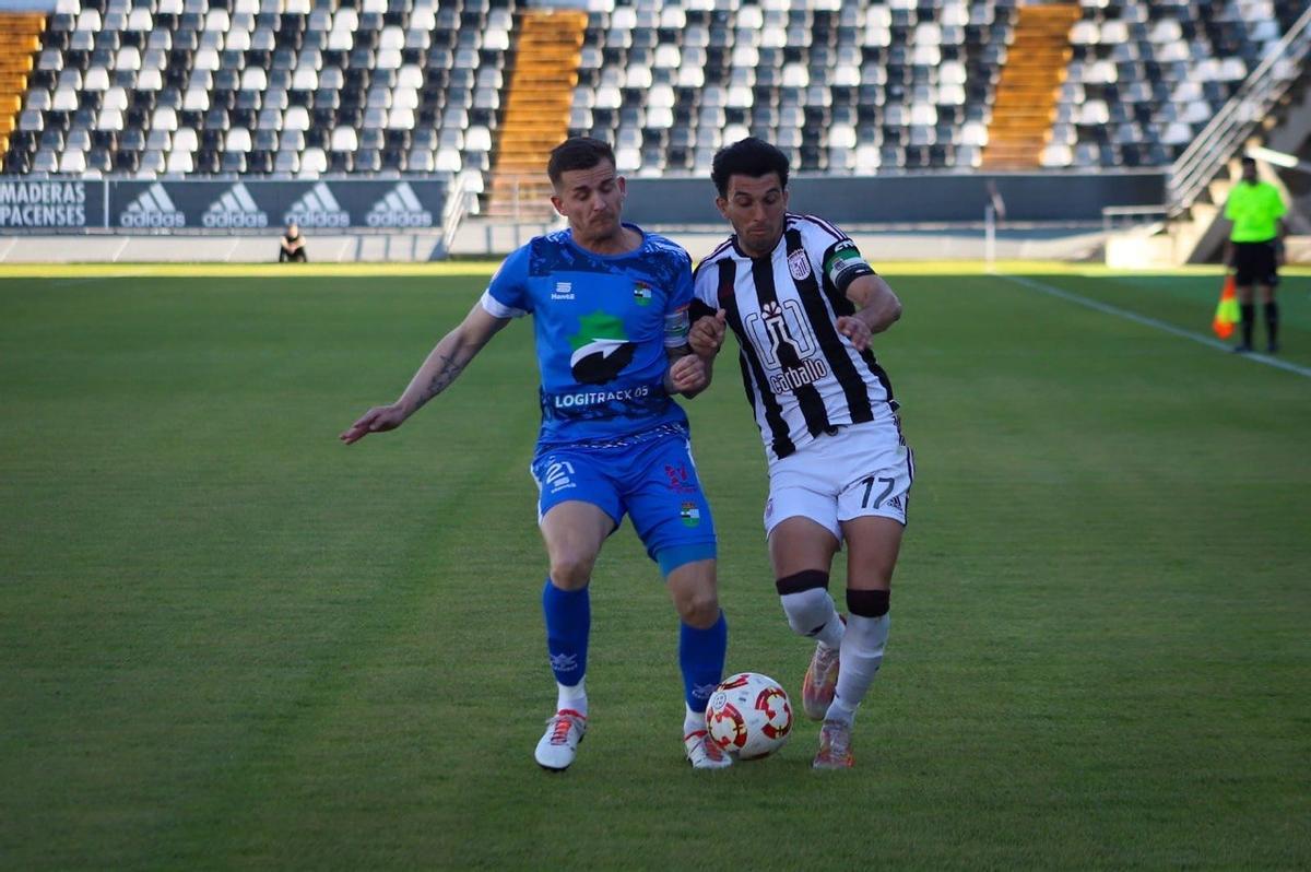 Álex Herrera pugna por un balón junto a Abraham Pozo durante la temporada pasada.