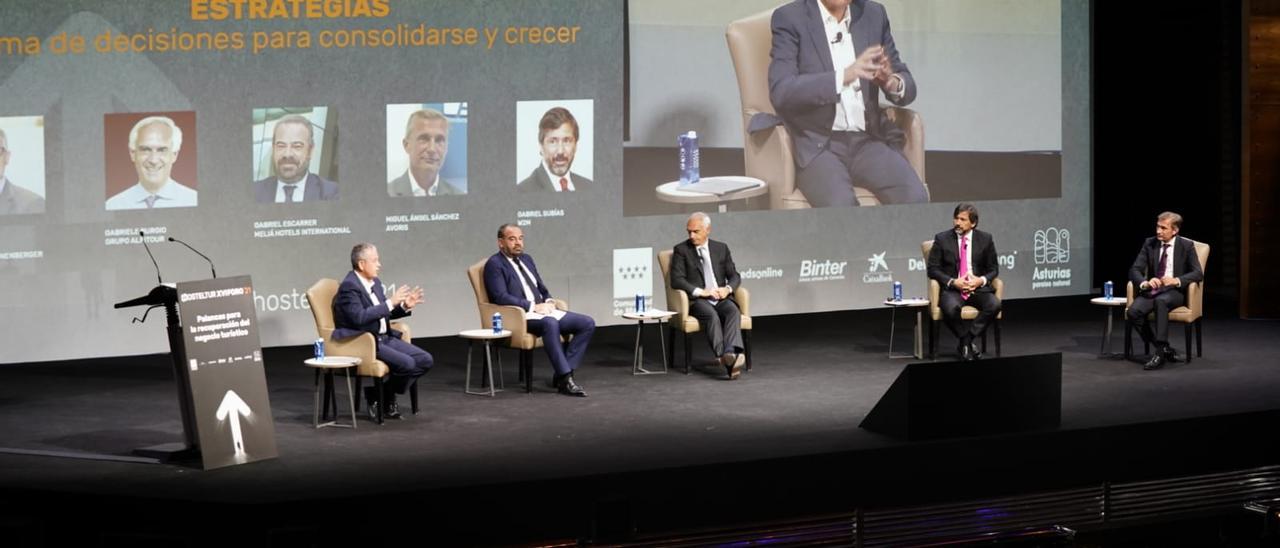 Jorge Schoenenberger (Deloitte, moderador), Gabriel Escarrer, Gabriele Burgio, Gabriel Subías, Miguel Ángel Sánchez, en el hotel Meliá Castilla, en Madrid.