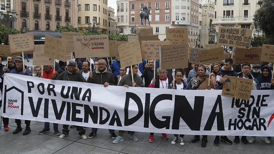 Más de un centenar de personas se manifiestan en Córdoba por un techo.