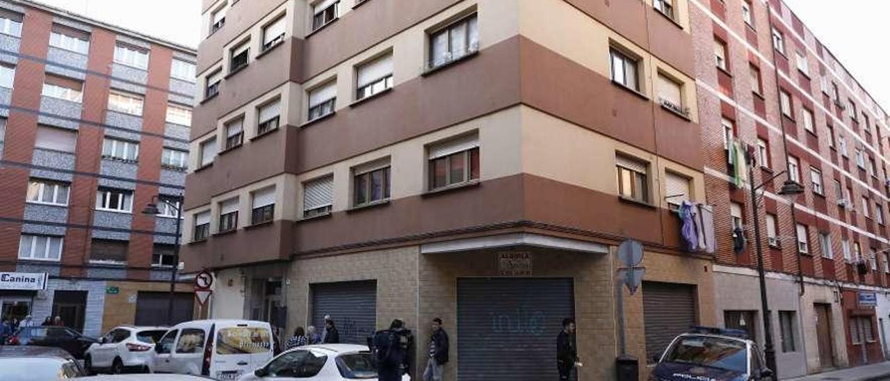 El edificio de la calle Callao donde vivía la víctima, Lorena Dacuña, situado en el barrio de La Calzada.