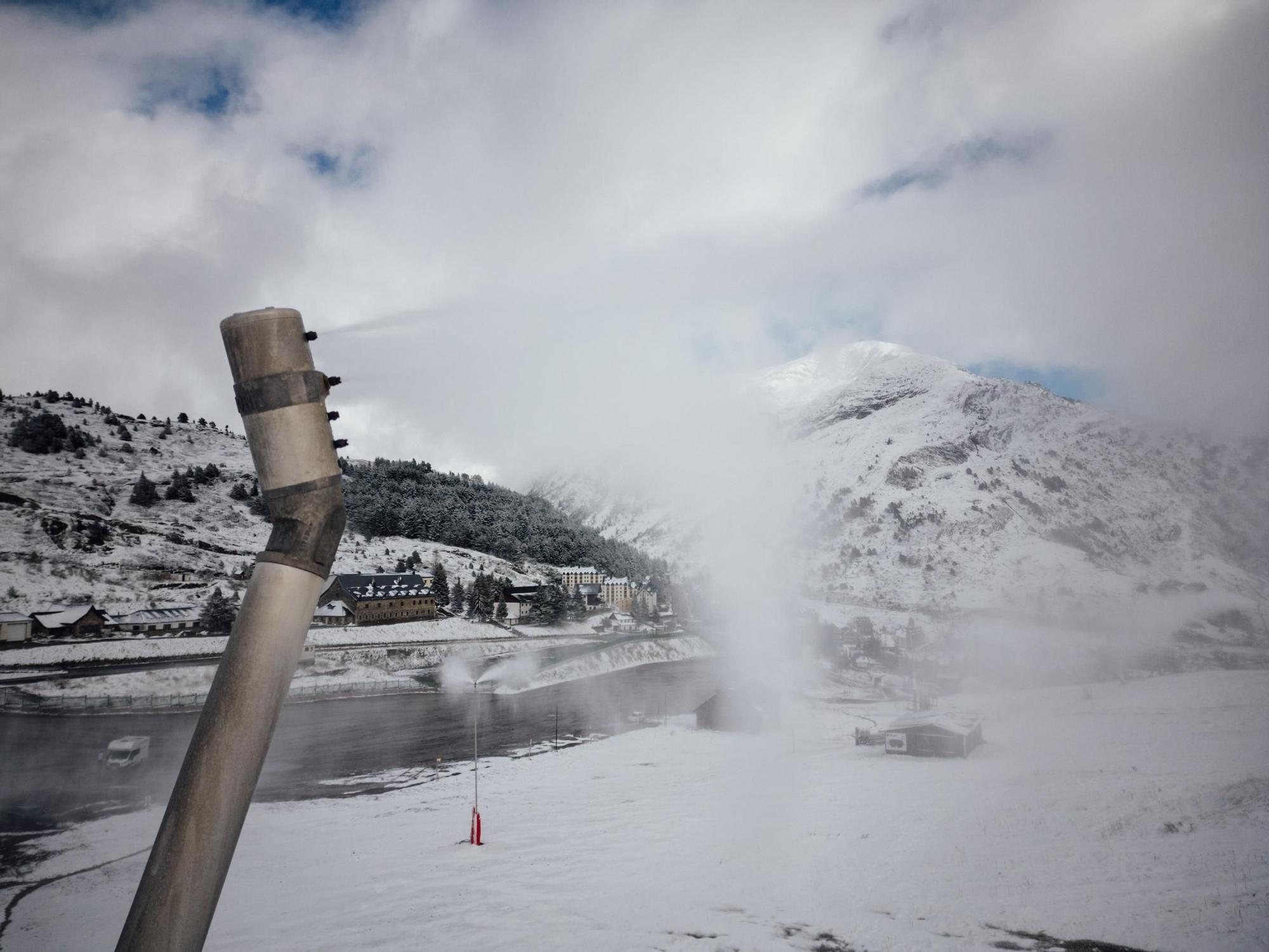 En imágenes | Las estaciones de esquí aragonesas ponen a trabajar los cañones de nieve