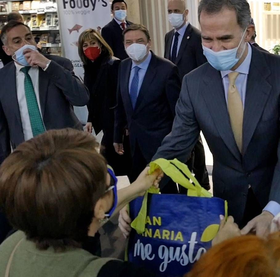 El Rey Felipe VI recibe la bolsa de Gran Canaria Me Gusta de manos de Minerva Alonso en la Feria Alimentaria de Barcelona