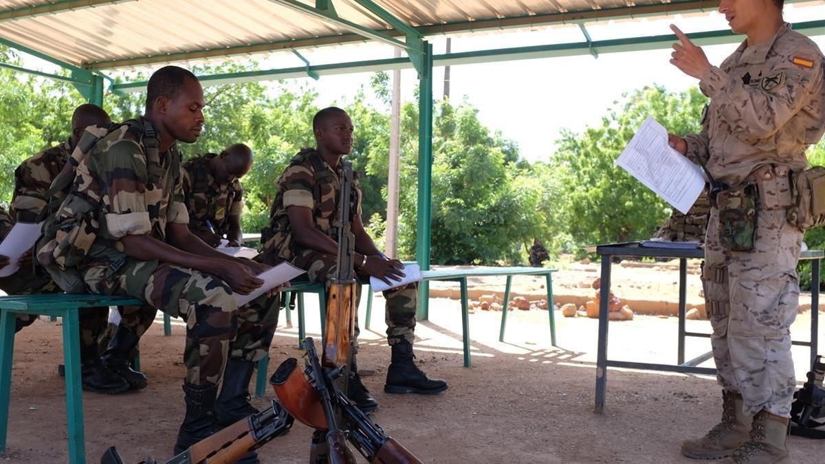 Un militar español da clases a militares malienses, en la base de Koulikoro.