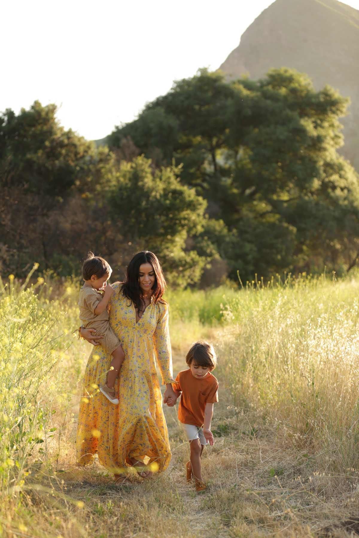 La cantante Raquel del Rosario con sus dos hijos, nacidos por parto natural en casa