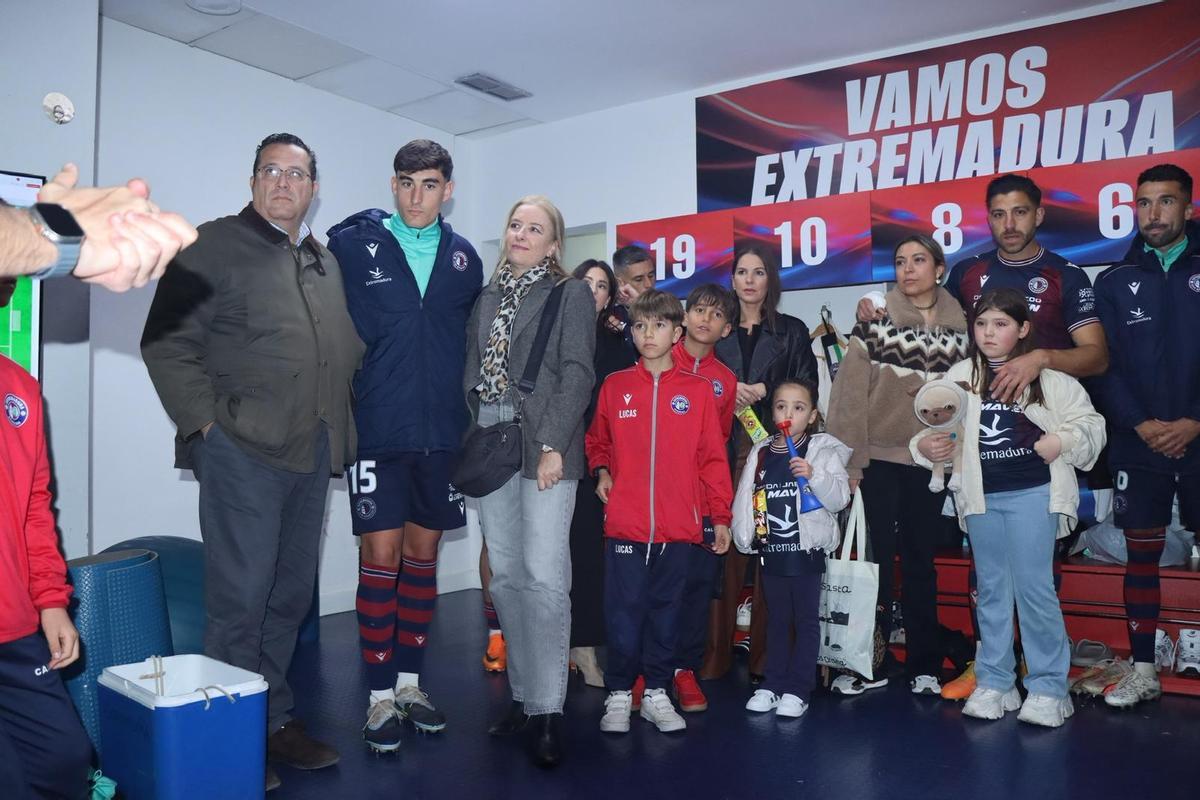 Jugadores y familiares metidos en el vestuario este domingo.