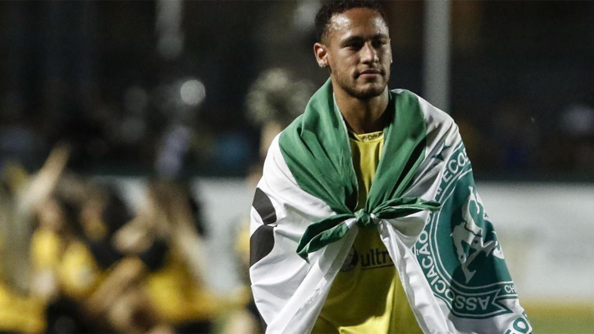 Neymar rindió homenaje a las vícitimas del accidente del Chapecoense en el partido