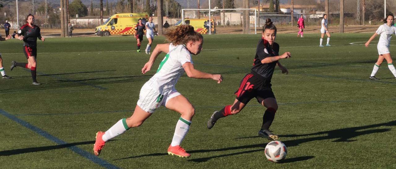 Lance del encuentro entre el Córdoba CF Femenino y el Granada en la Ciudad Deportiva.