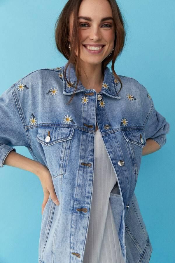 Chaqueta vaquera con margaritas bordadas