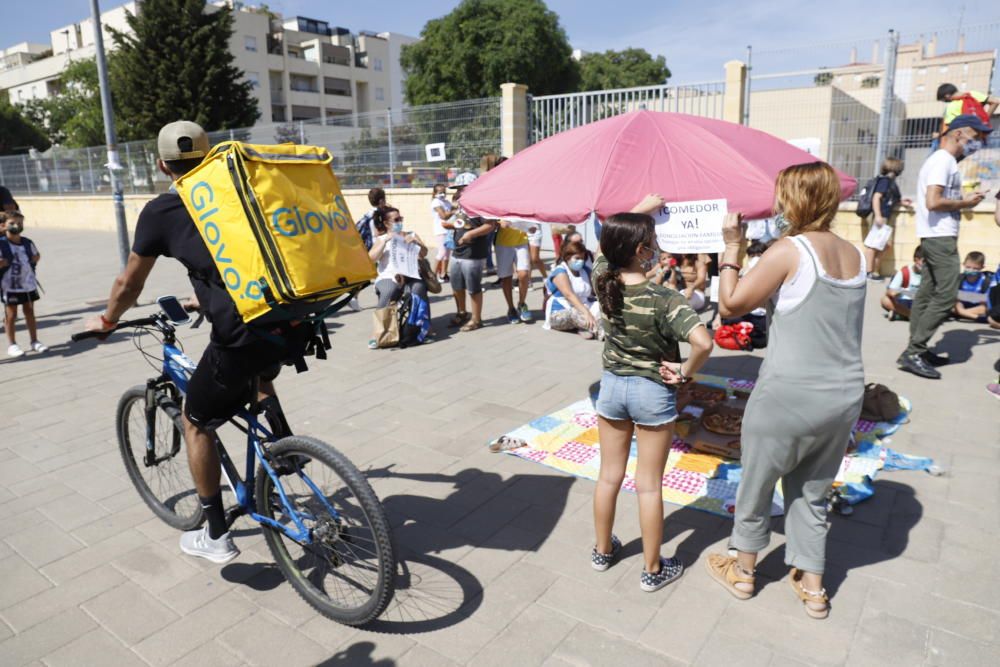 Las familias protestaron montando su propio comedor móvil en plena calle, reivindicando así su situación y exigiendo soluciones urgentes a las administraciones pertinentes.