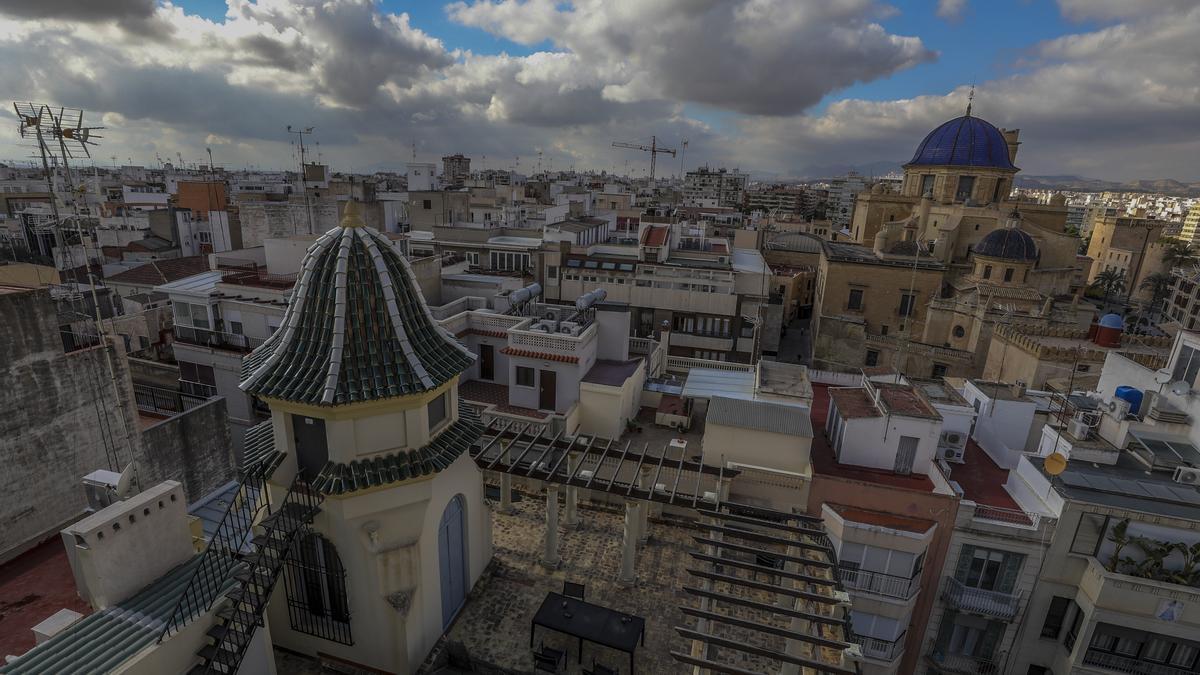 Tejados del centro de Elche, ciudad que alcanza los 235.580 habitantes.