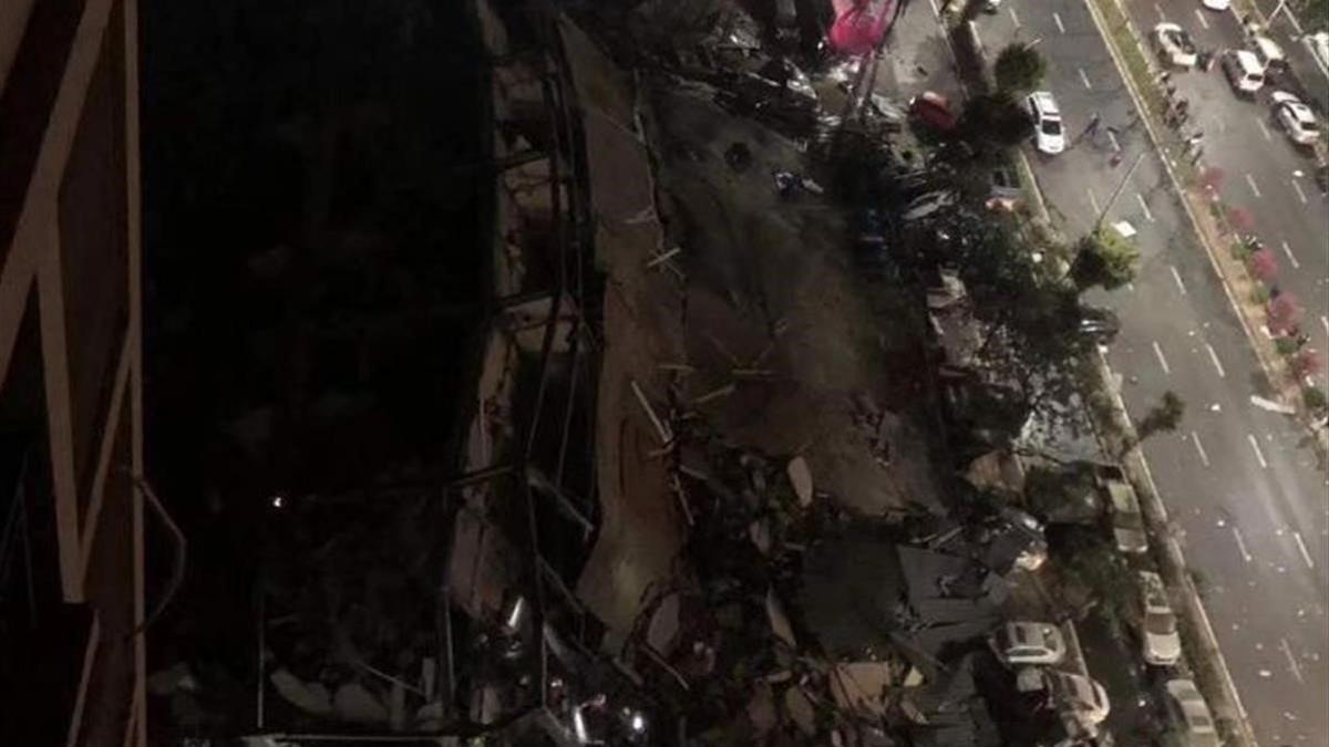 Escombros del hotel derrumbado en Cantón