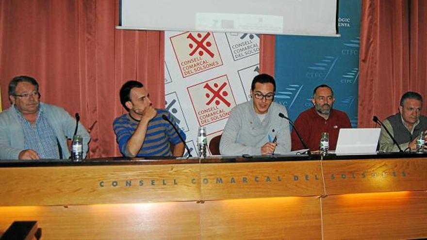 La sala gòtica del Consell va acollir, divendres al vespre, una taula rodona sobre la regulació de la recollida