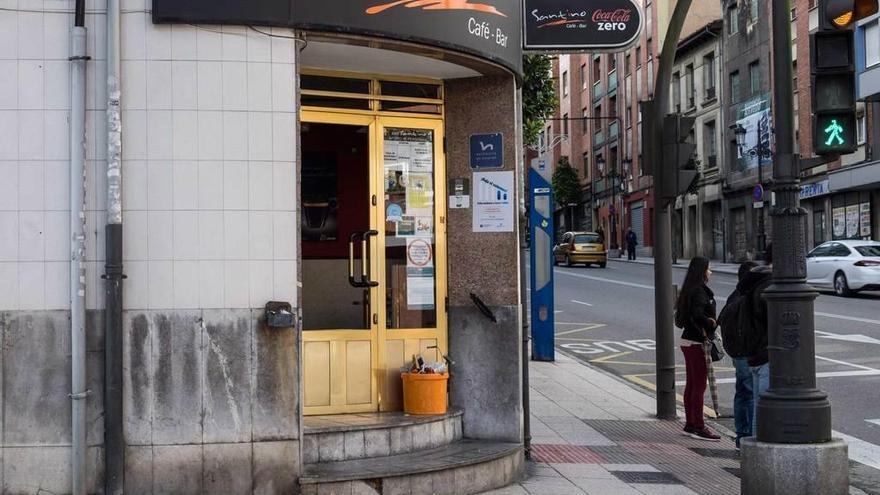 El bar asaltado, con los cristales rotos en el suelo.