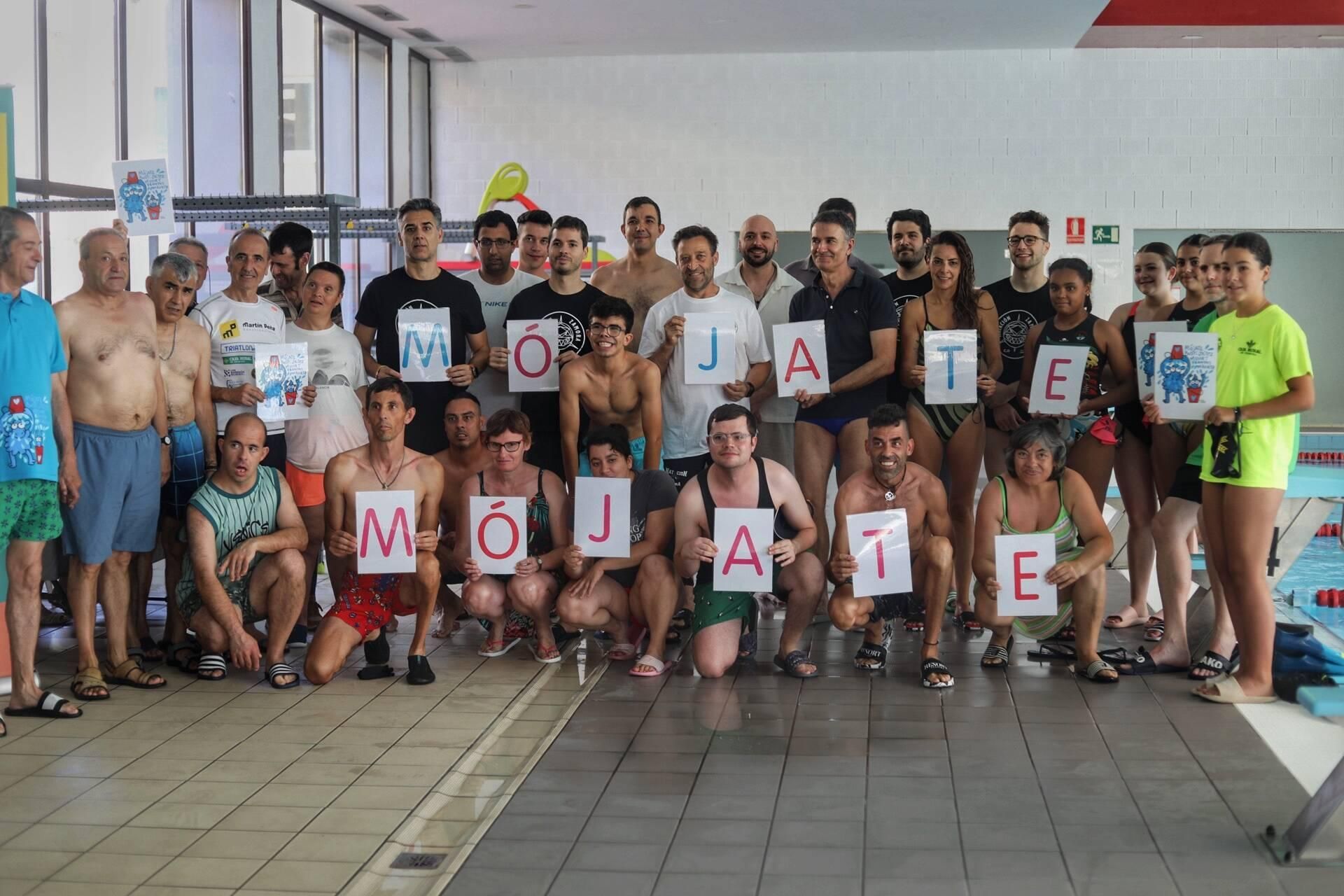 Campaña Mójate de Azdem en la piscina Sindical