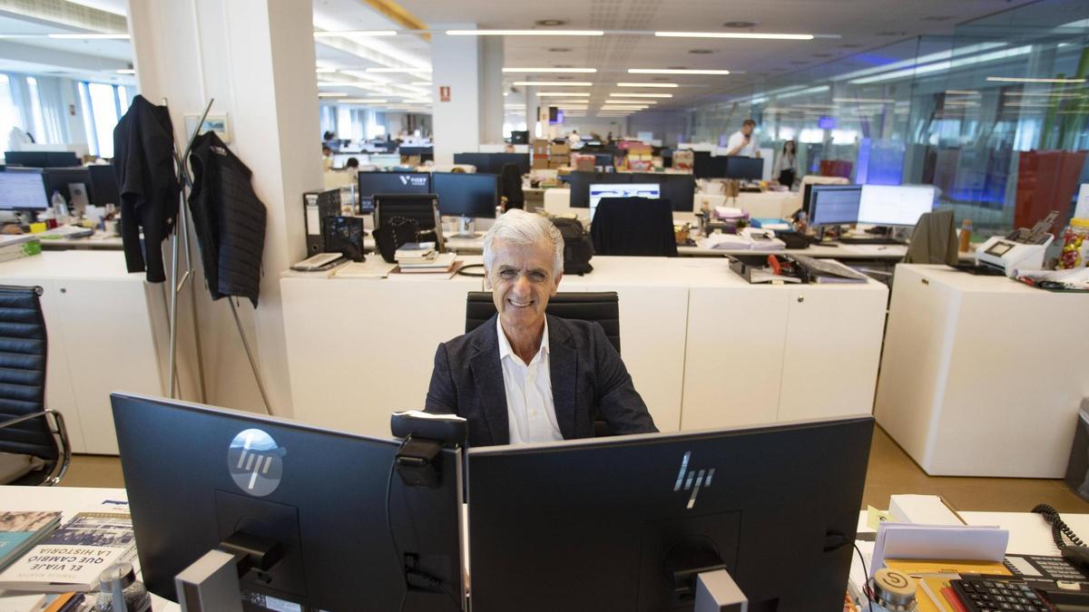 Rafael Juan, CEO de la empresa Vicky Foods, en su puesto de mando de la empresa.