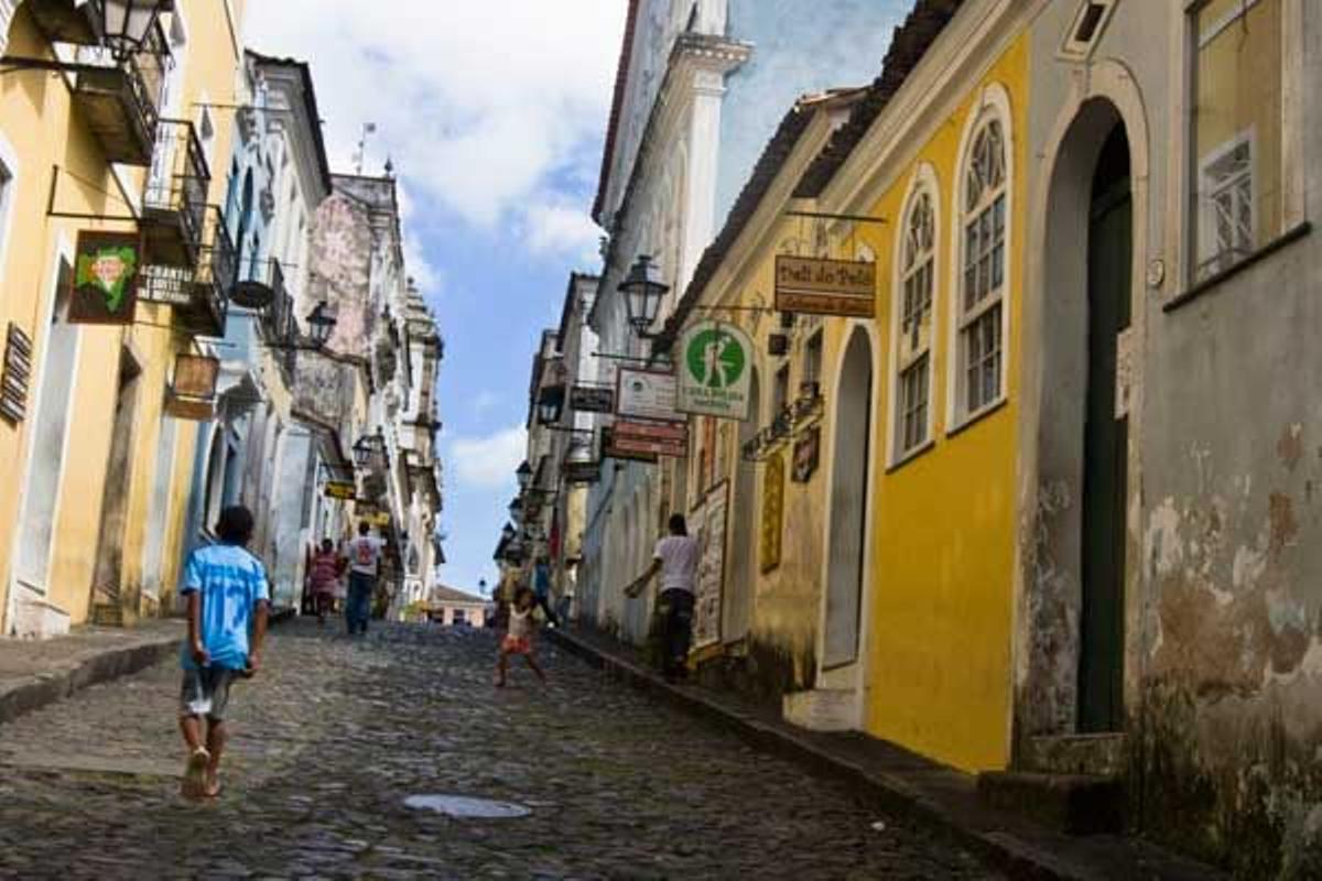 Niños jugando en las calles del barrio colonial de Pelourinho