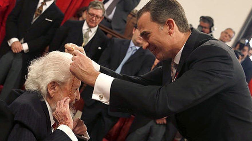 Felipe VI entrega a Fernando del Paso el Premio Cervantes 2015.