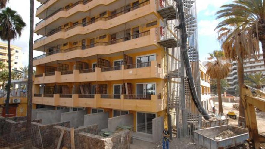 Obras de rehabilitación en los apartamentos Carmen, en Playa del Inglés. | juan carlos castro n