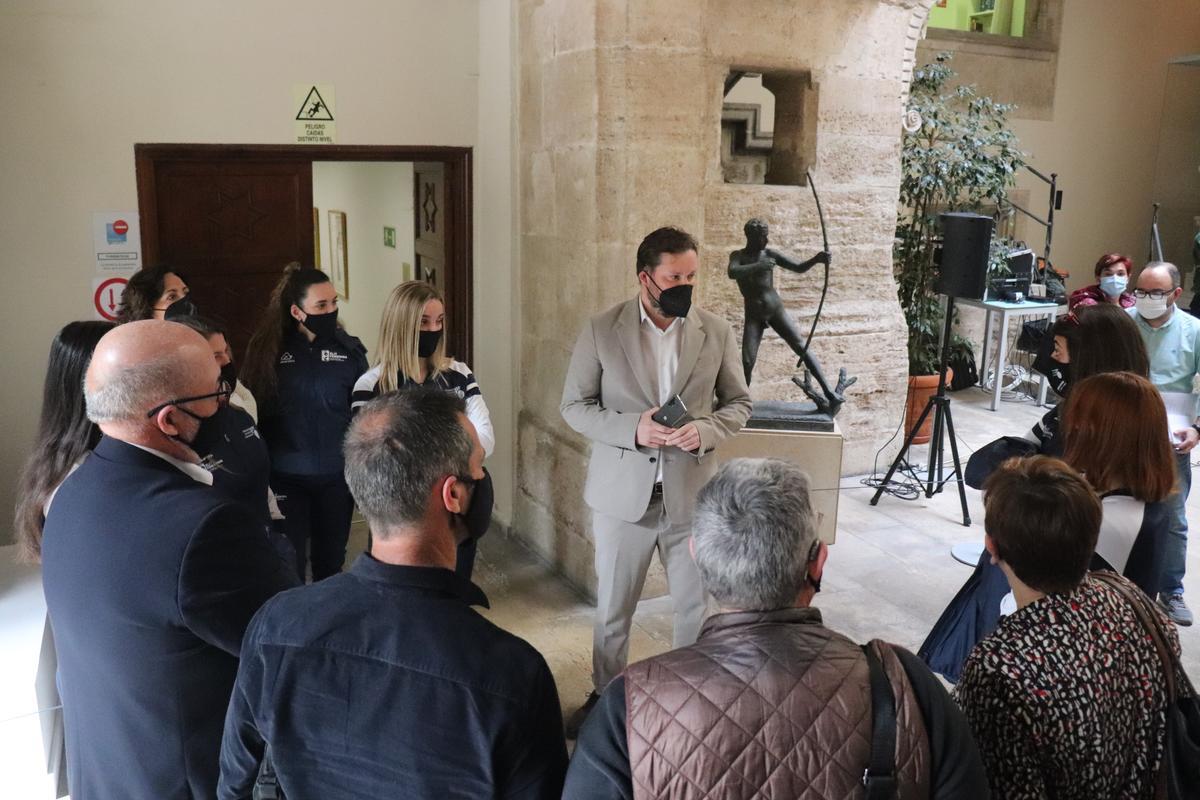 El Diputat d'esports parlant amb les jugadores.